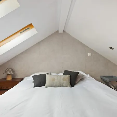 Modern Spacious Mezzanine With Balcony In 公寓 *