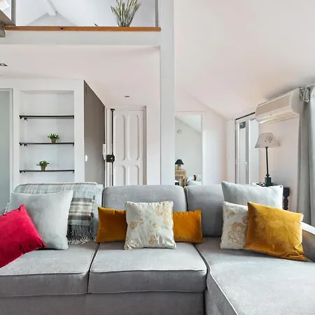 Modern Spacious Mezzanine With Balcony In 公寓 *