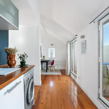 Modern Spacious Mezzanine With Balcony In Lisboa