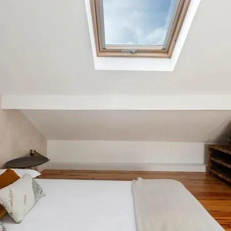 Appartement Modern Spacious Mezzanine With Balcony In Lissabon