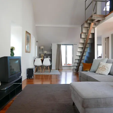 Modern Spacious Mezzanine With Balcony In דירה ליסבון